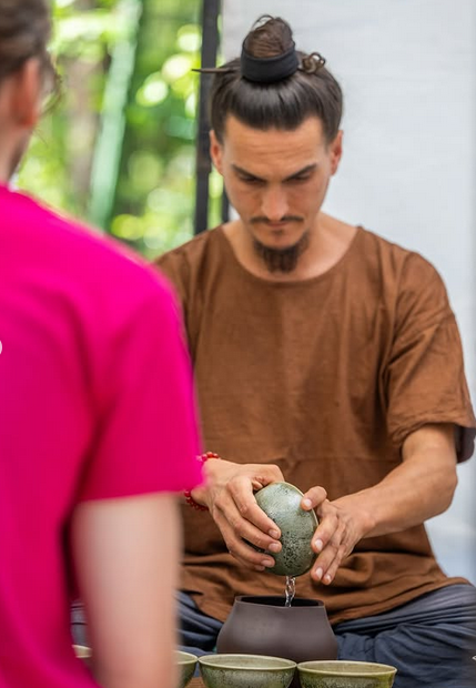 le photographe montre un homme tenant un vase sent épicés